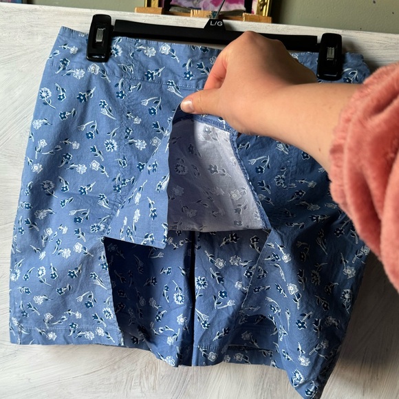 Adorable size medium blue flower print skort! - Picture 2 of 5